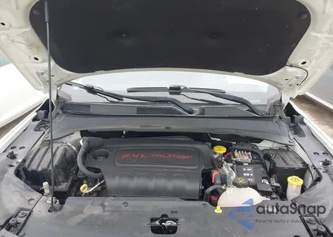 2018 Jeep Compass Latitude 4X4 z USA, uszkodzony, nr VIN 3C4NJDBB4JT453583